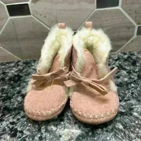 Baby boots Old Navy Faux-Suede Shimmer Faux-Fur Lined Booties for Baby size 2.5 - Picture 1 of 10